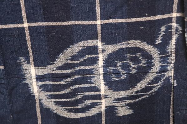 古い木綿の布 井桁に鶴亀の図 千歳万歳 古布 厚手 藍染 古裂 リメイク 麻 木綿 絣 かすり n902_画像4