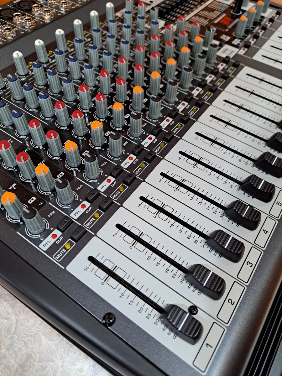  as good as new BEHRINGER PMP4000 EUROPOWER Powered mixer 