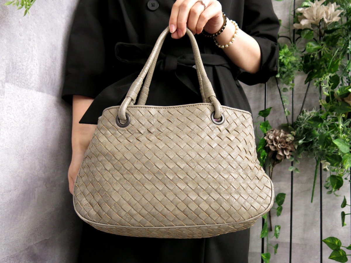 ●超美品●BOTTEGA VENETA ボッテガ ヴェネタ●イントレチャート●サッチェル●カーフ レザー 本革●ハンド バッグ●グレージュ●Js43379_画像2