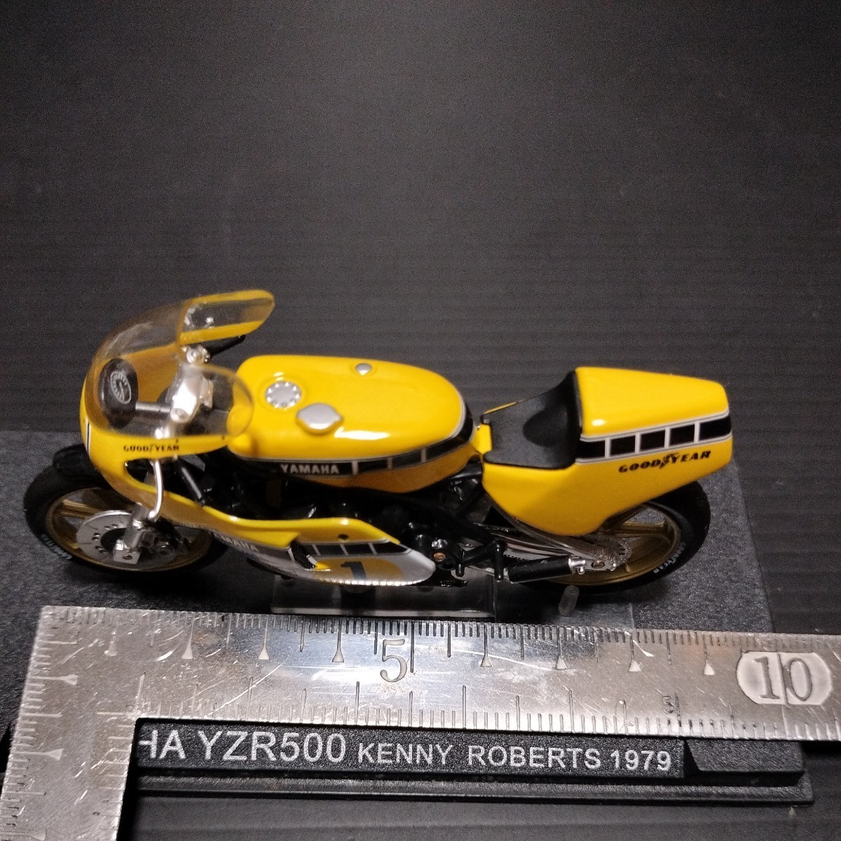 ● YAMAHA「1/24　YZR500　ケニー・ロバーツ　1979」ヤマハ　KENNY ROBERTS　ミニカー　オートバイ_画像3
