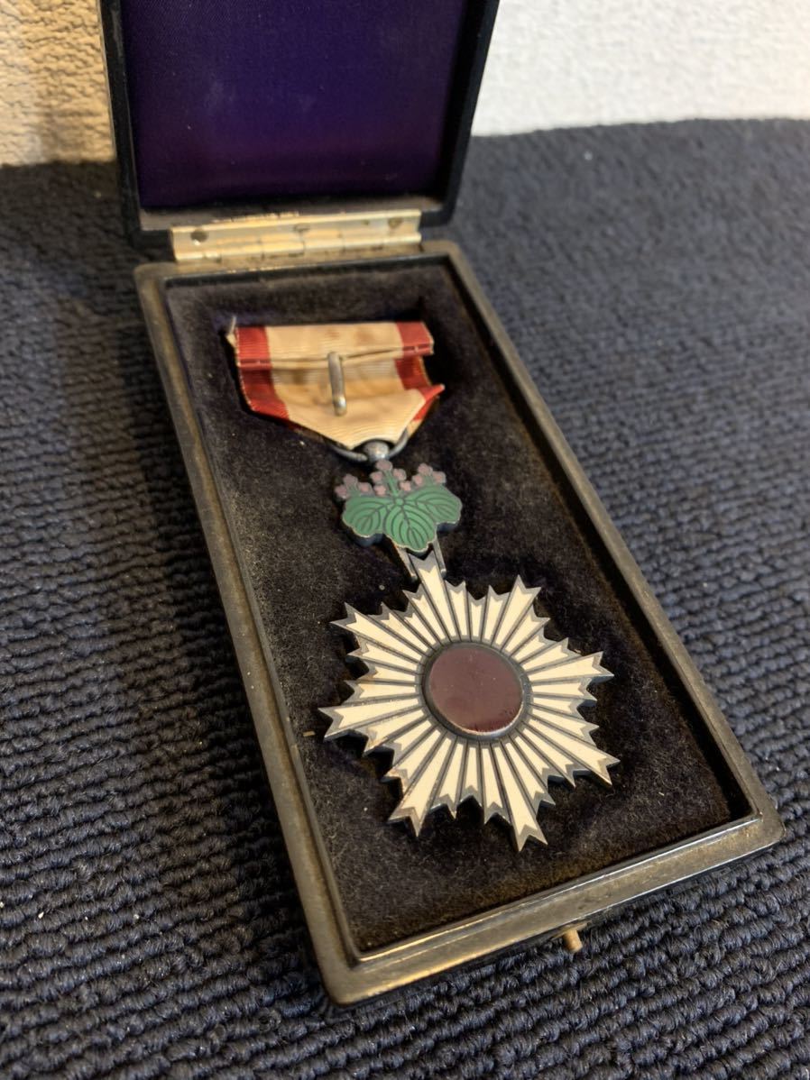 【お値下げ】勲六等単光旭日章 勲章 共箱 お値下げ】勲六等単光旭日章 勲章 共箱 Amazon.co.jp: 勲章