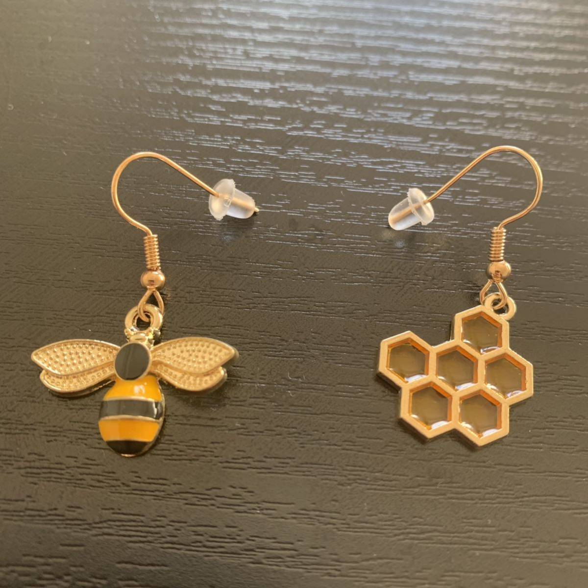 ハチさん 蜂の巣 アシンメトリー オレンジ フック ピアス ゴールドの画像3
