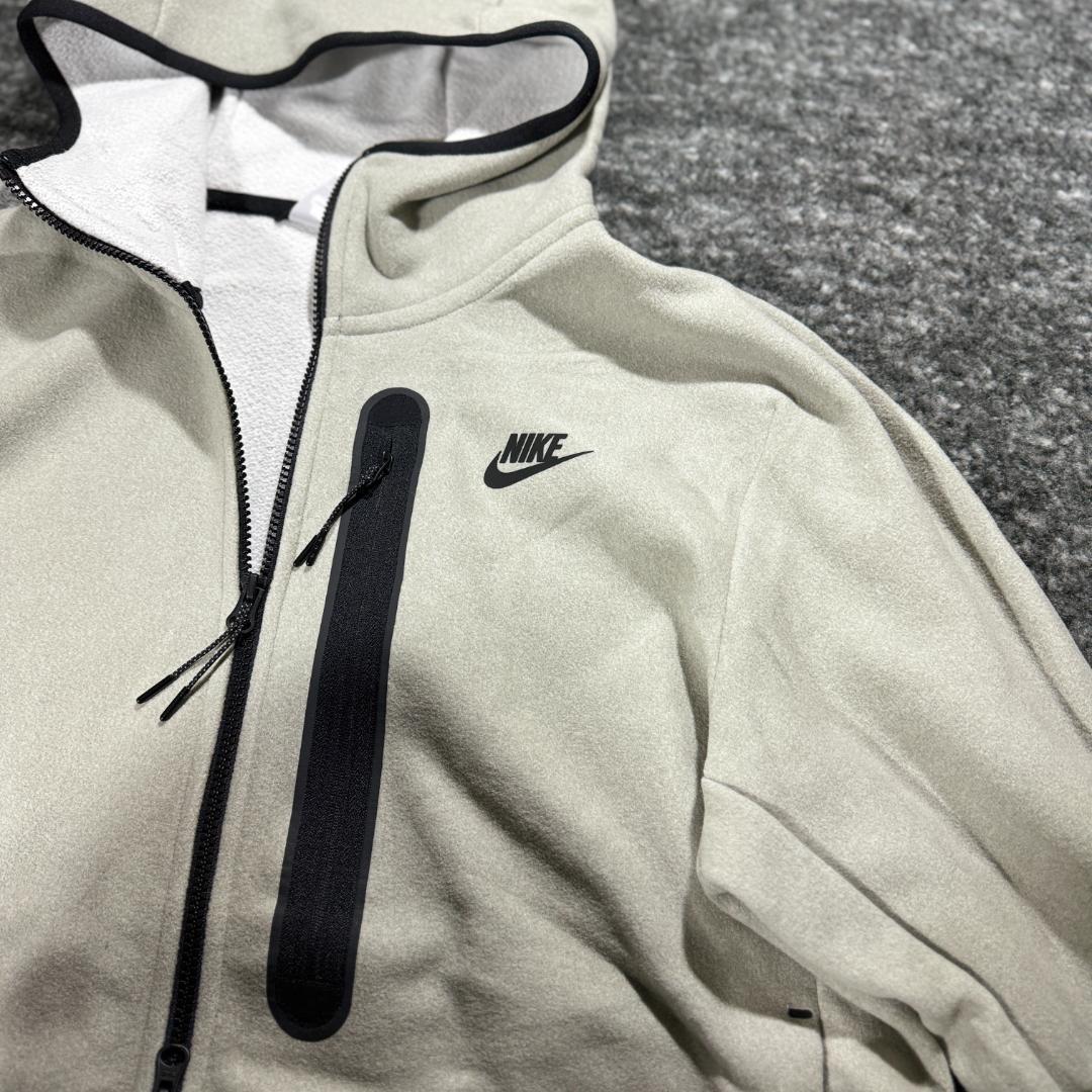 新品 ナイキ テックフリース パーカー 定価1.8万 XLsize グレー NIKE TECHFLEECE HOODIE ジップポケット 保温 高級 黒 刺繍 フード 人気_画像3