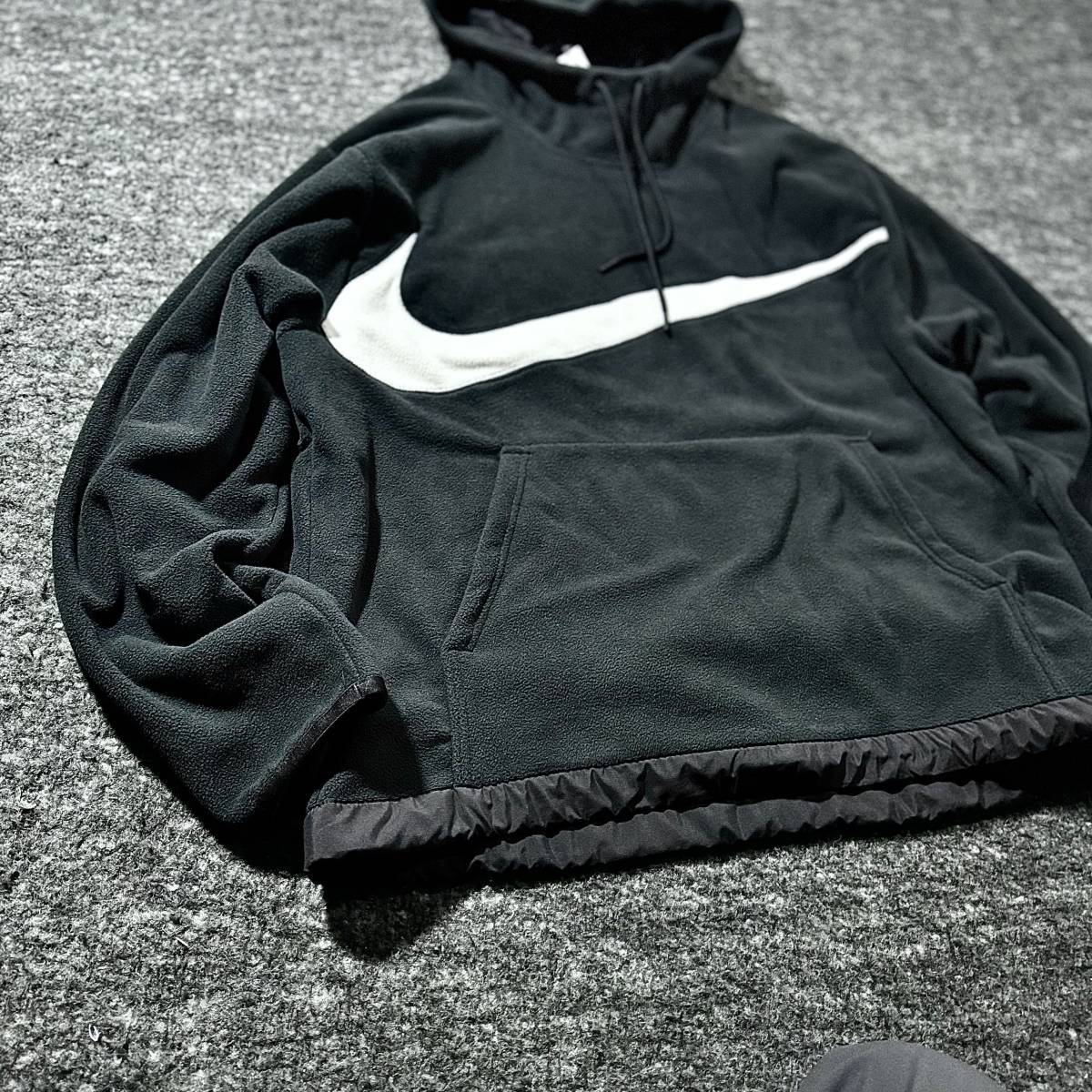 1円〜 新品 NIKE ナイキ フリース パーカー M 黒 ビッグスウッシュ ドローコード アップリケ 保温 冬 厚手 クラシック 定番スタイル 人気_画像7