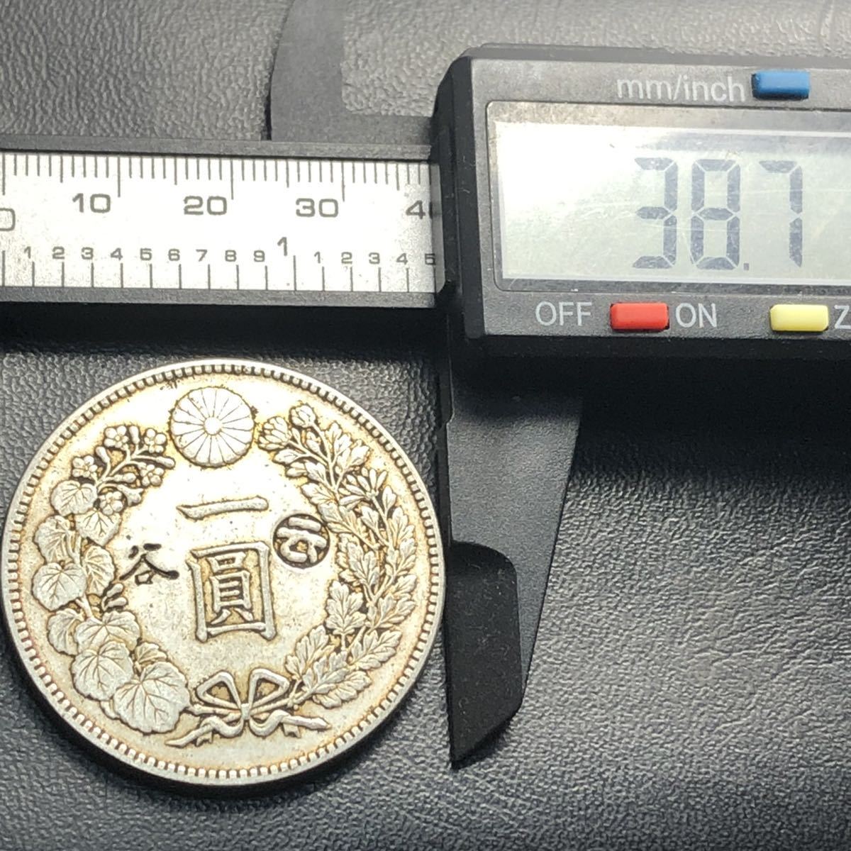 古銭 一圓銀貨 刻印あり 明治8年 26.32g_画像5