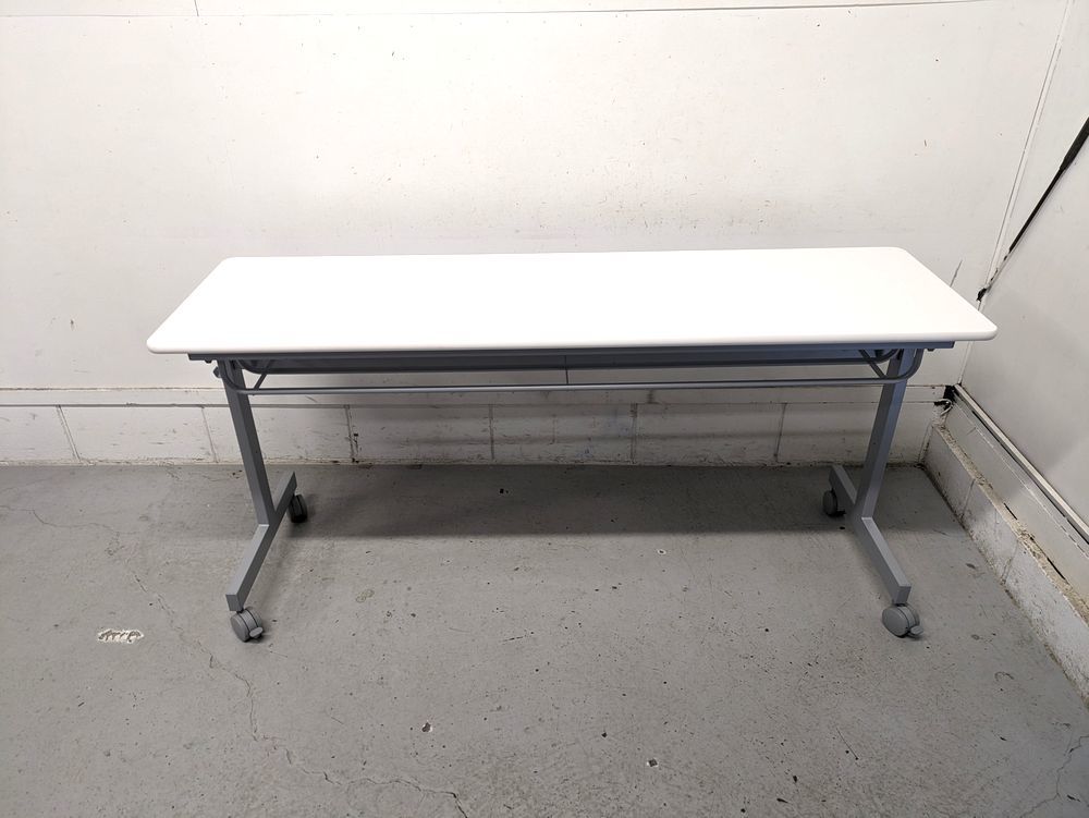 美品 オフィスコム 2023年製 幅 150cm 会議用 テーブル スタッキングテーブル W1500 D450 H705mm キャスター付き 白 セミナーテーブルの画像8