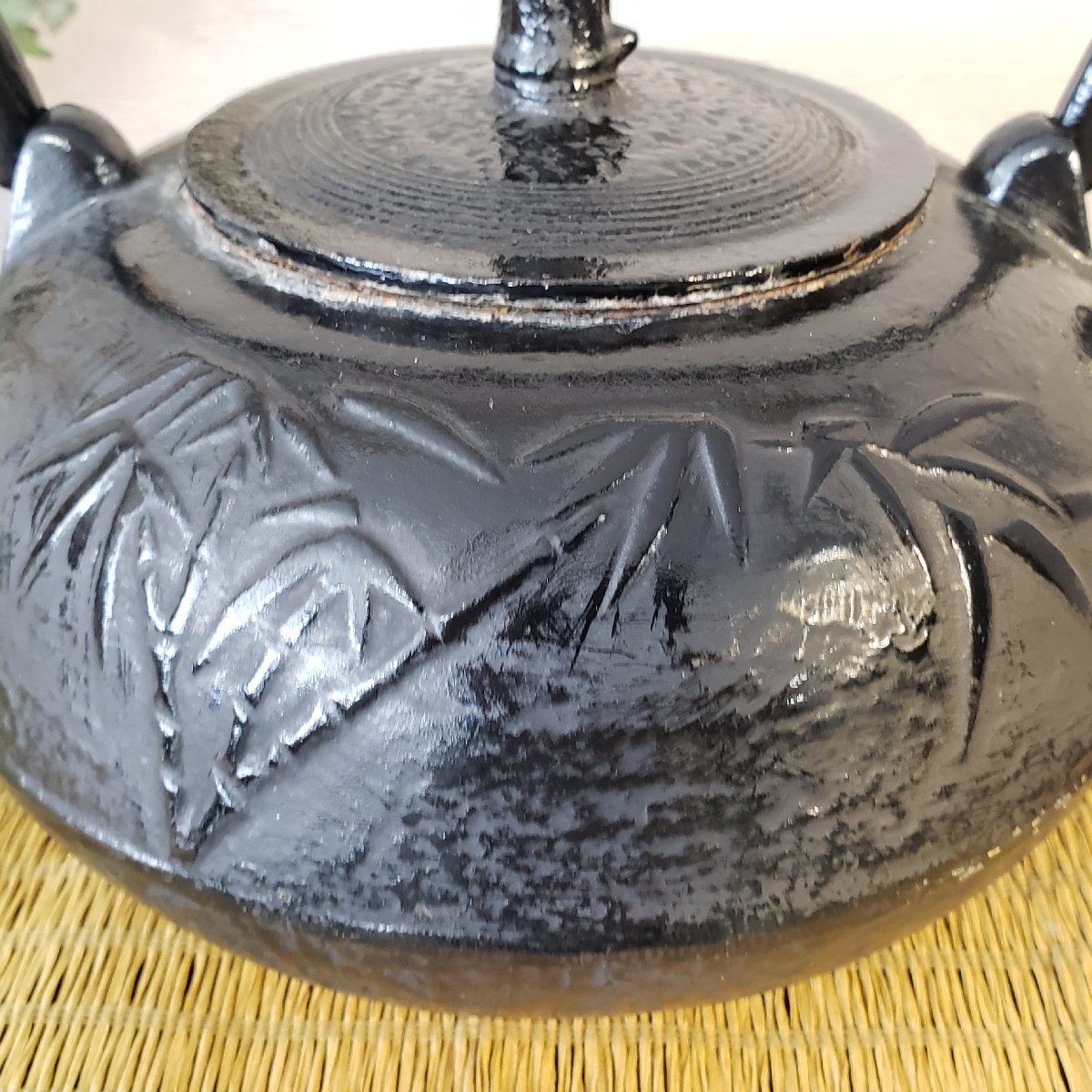 竹摘蓋の鉄瓶 2.1kg 竹図 ※錆び有り 鉄瓶 鉄器 茶器 茶道具 煎茶道具 急須 水差し やかん チロリ 貧血予防 骨董 古道具【80t3302】