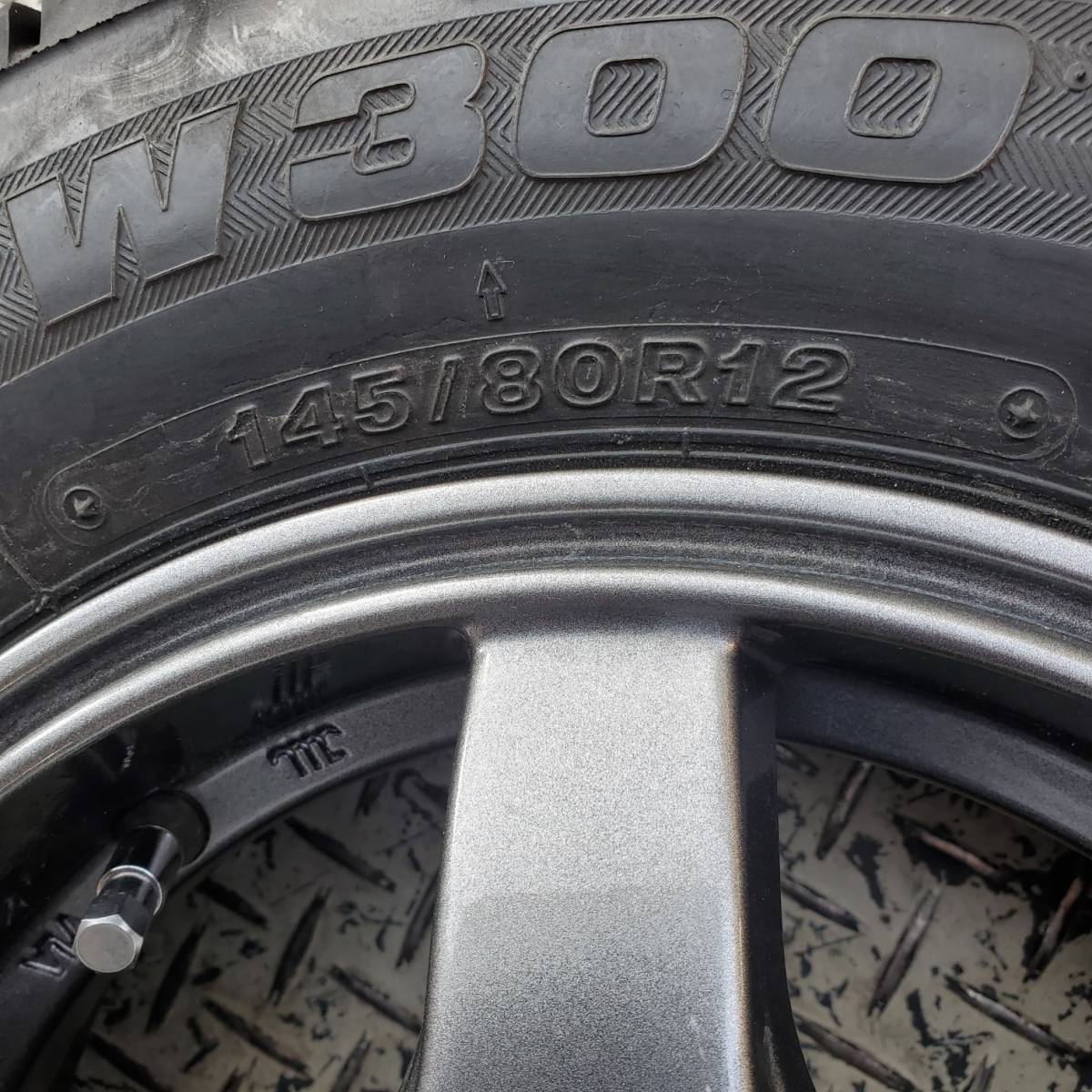 軽トラ・軽バン　スタッドレスタイヤ 　BS145/80R12　 LT 製造2022年 ホイール　PCD100　ET42　綺麗　バリ山　４本セット_画像9