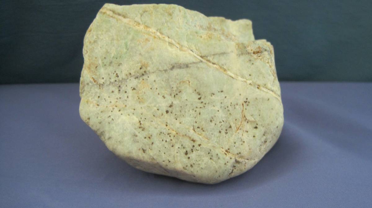 糸魚川産　原石ヒスイ　うすい青緑と三角形の小さな白色ヒスイ　　重さ１キロ_画像8