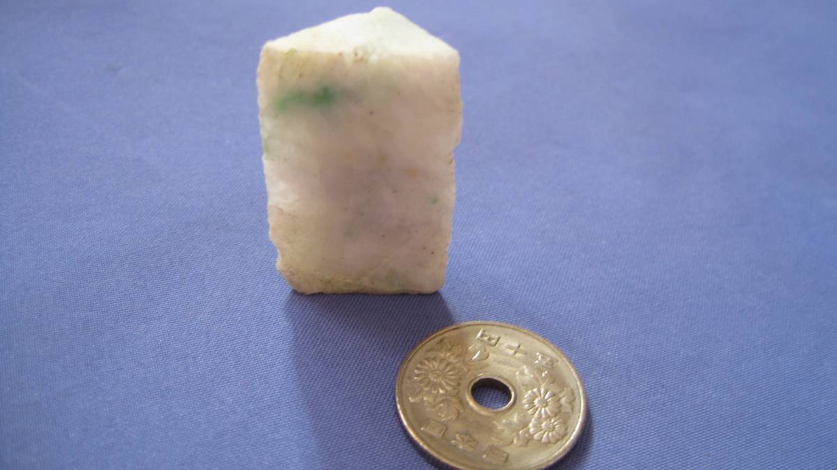 糸魚川産　原石ヒスイ　うすい青緑と三角形の小さな白色ヒスイ　　重さ１キロ_画像10