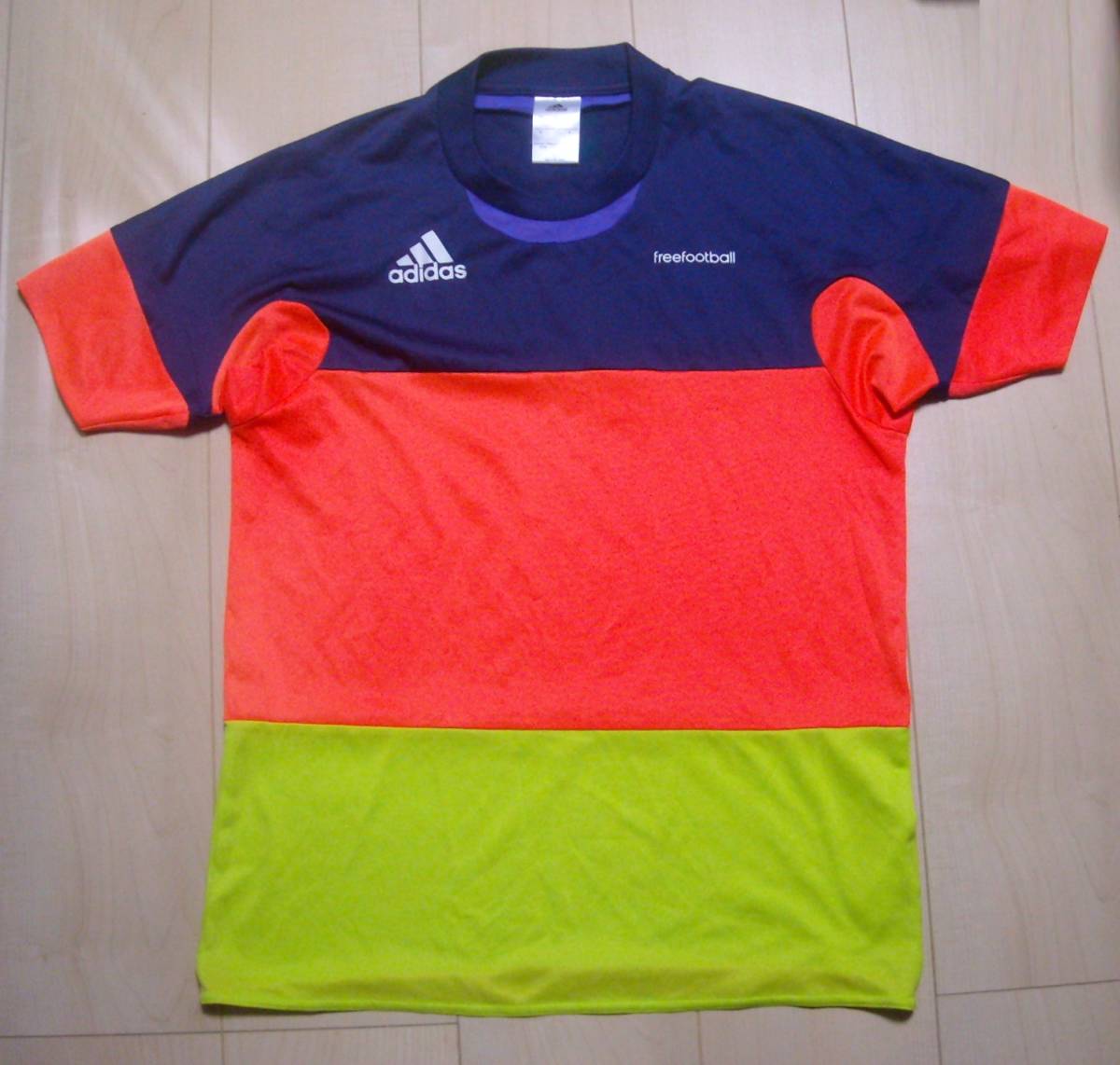 USED★adidasアディダス★CLIMACOOL☆freefootball☆DRY半袖Tシャツ☆色はネイビー/オレンジ/黄緑☆サイズM★の画像1