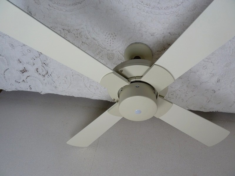 (☆BM)KOIZUMI/コイズミ シーリングファン AEE695071 本体 4羽根 オフホワイト 天井照明 リモコン付き シンプル 白 スタイリッシュ 扇風機