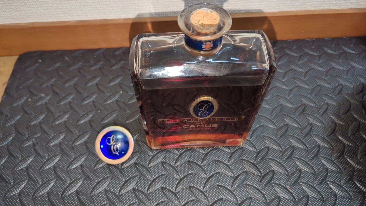 記載写真間違えた為再出品 未開栓 CAMUS EXTRAORDINAIRE COGNAC カミュ エクストラ コニャック上の木のコルク部分ちぎれ。外観は細かい汚れ_画像1