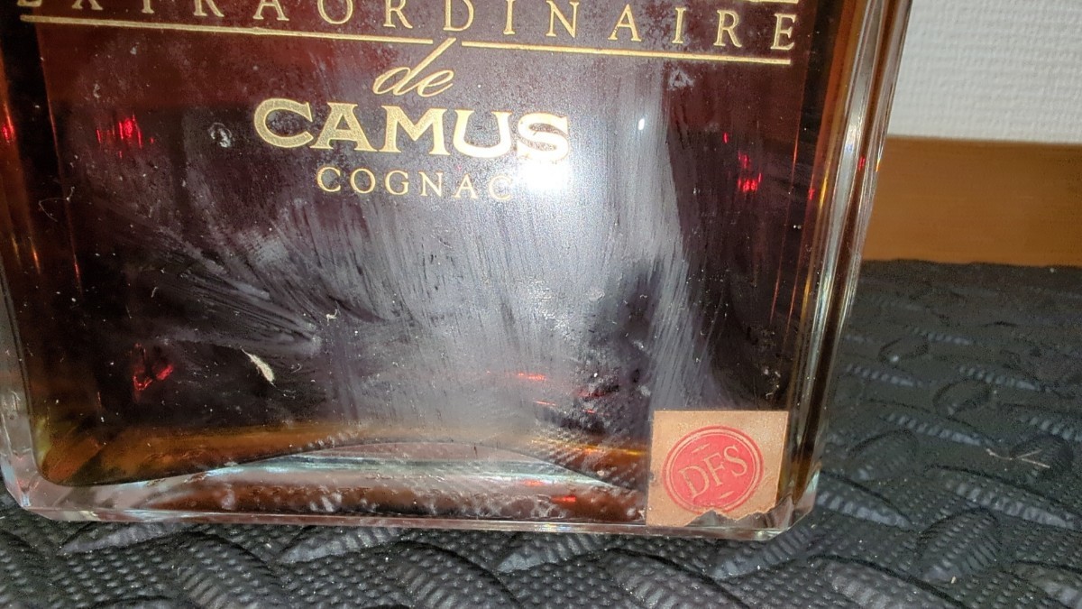 記載写真間違えた為再出品 未開栓 CAMUS EXTRAORDINAIRE COGNAC カミュ エクストラ コニャック上の木のコルク部分ちぎれ。外観は細かい汚れ_画像8