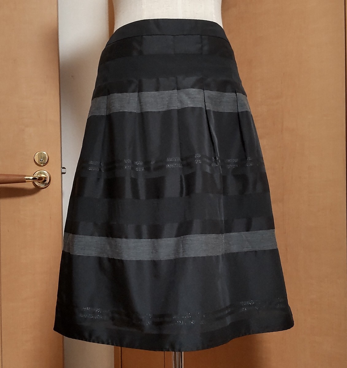 INDIVI 上品　オシャレ　デザイン　スカート　黒　サイズ38_画像1