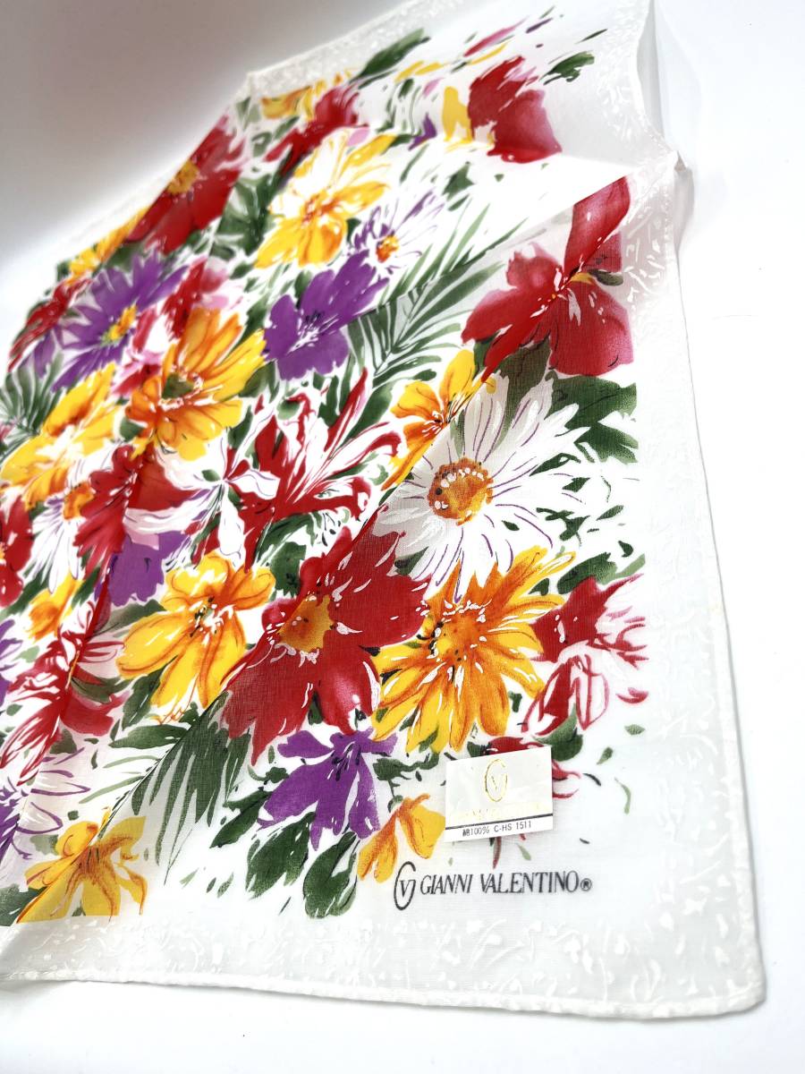 【シール付き未使用品】GIANNI VALENTINO　ジャンニ ヴァレンチノ　ハンカチ　スカーフ　花　フラワー　コットン　縁ホワイト　45×45