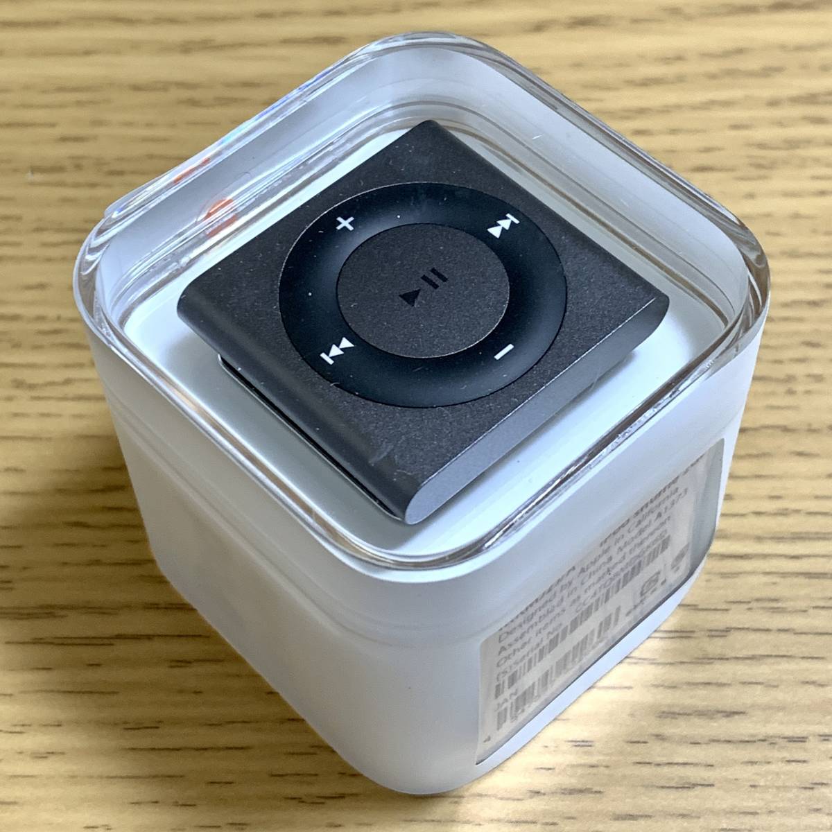 新品未開封 Apple アップル iPod shuffle 本体 第4世代 2015年モデル スペースグレイ 2GB MKMJ2J/A アイポッドシャッフル 外装フィルム付き_画像2