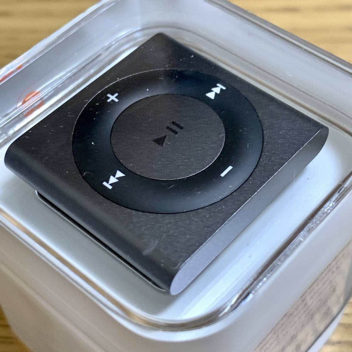 新品未開封 Apple アップル iPod shuffle 本体 第4世代 2015年モデル スペースグレイ 2GB MKMJ2J/A アイポッドシャッフル 外装フィルム付き_画像8