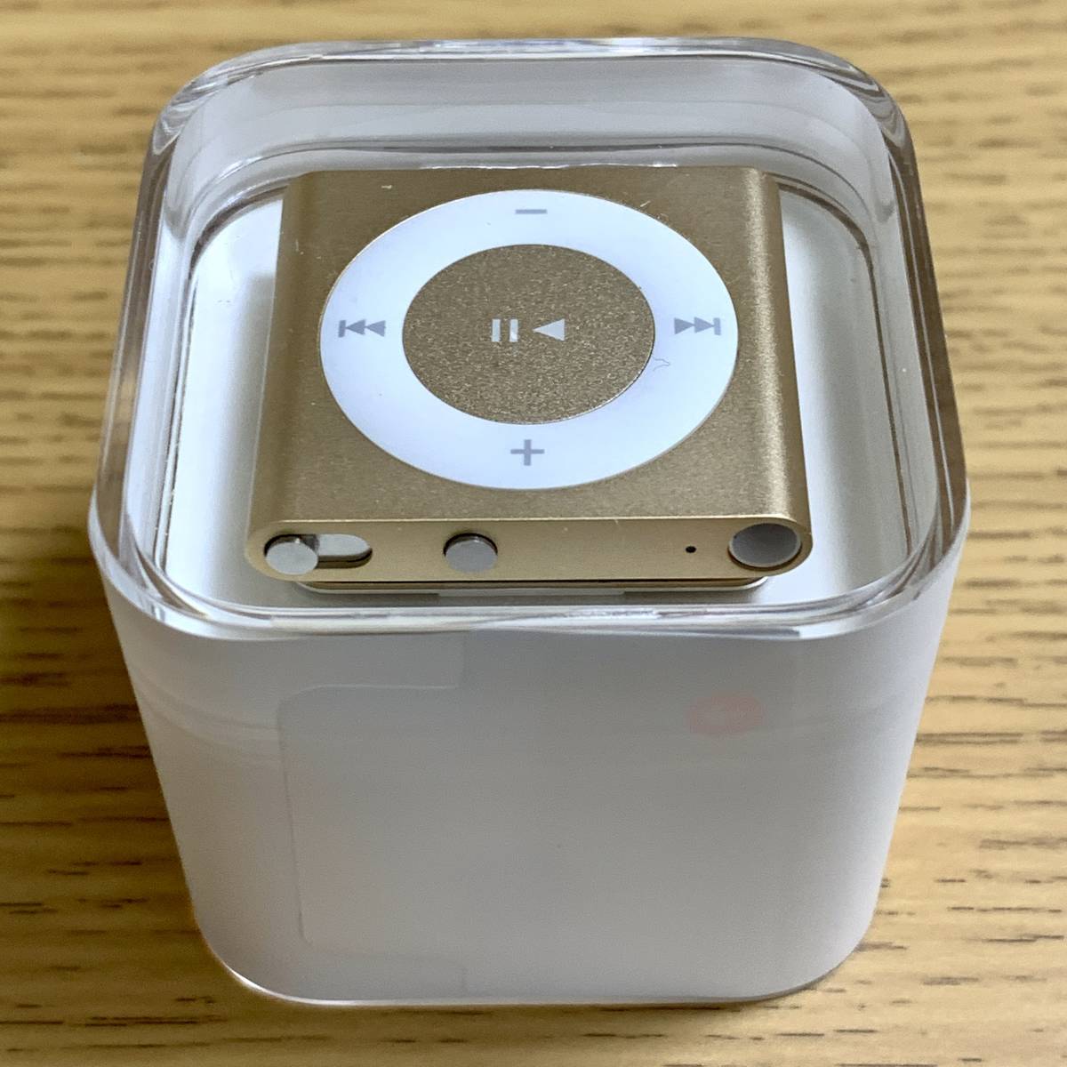 【新品未開封】 Apple アップル iPod shuffle 本体 第4世代 2015年モデル ゴールド 2GB MKM92J/A アイポッドシャッフル 外装フィルムつき_画像5