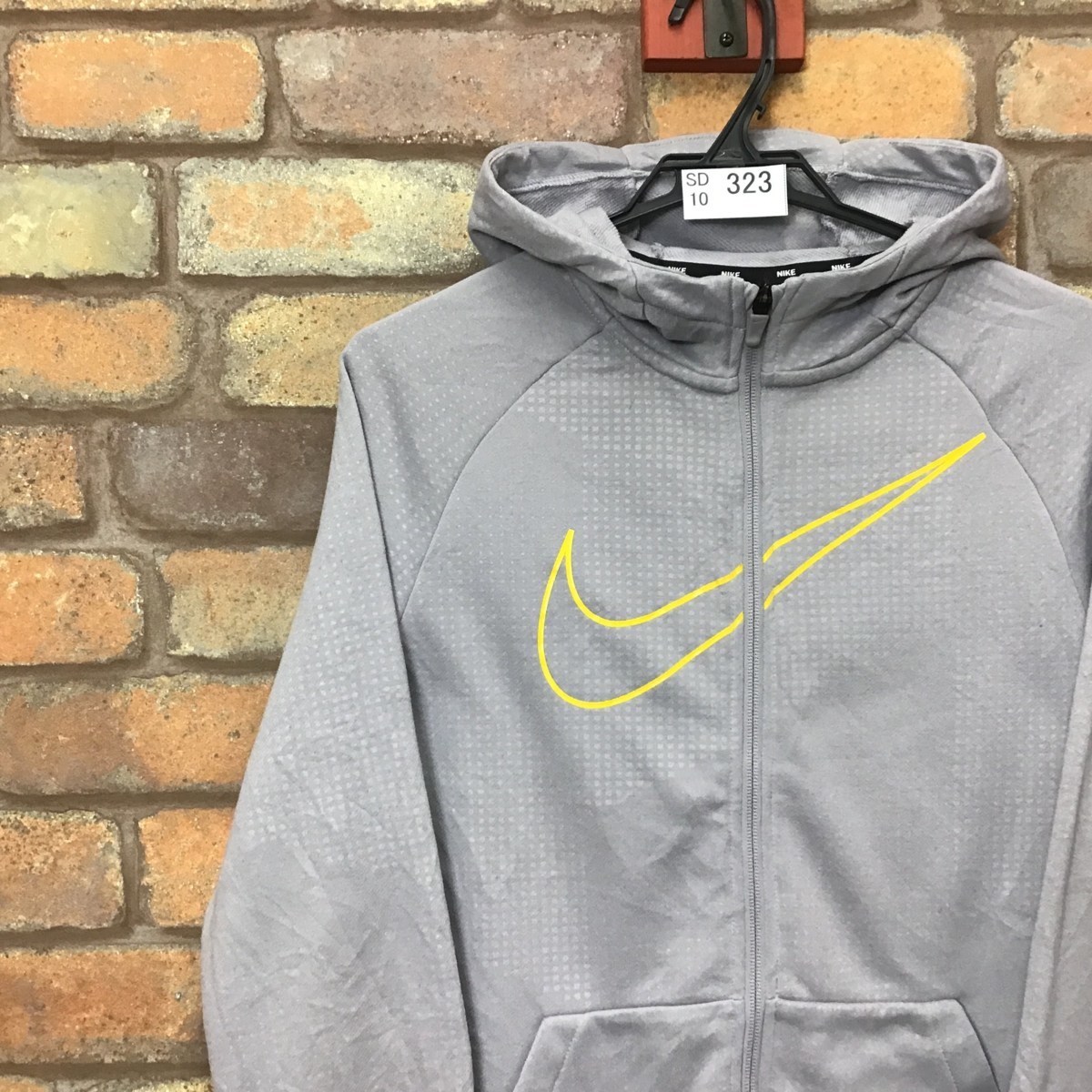 SD10-323★訳あり格安★吸湿速乾★グレー【NIKE ナイキ】DRI-FIT ボリュームネック ジップアップ パーカー【ユース XL】灰 裏パイル 古着_画像2