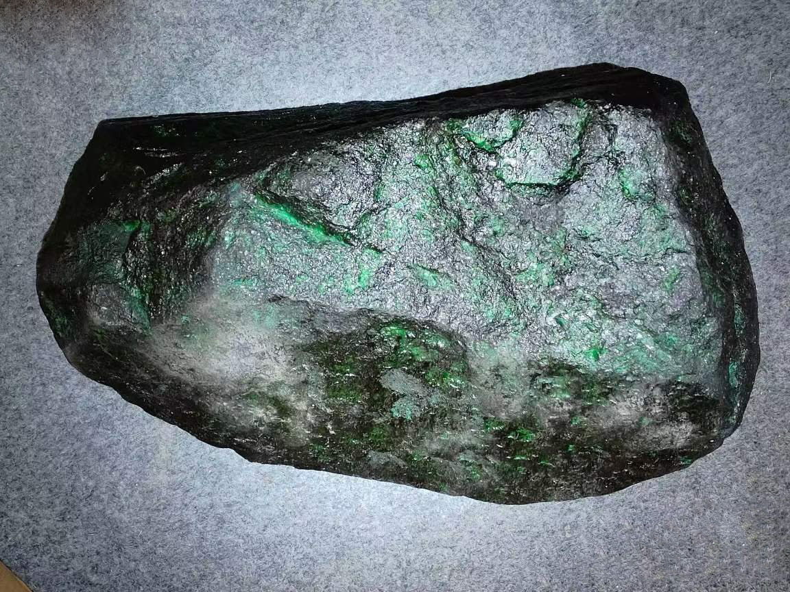 清代　大きい黒皮翡翠原石　重さ43.5キロ