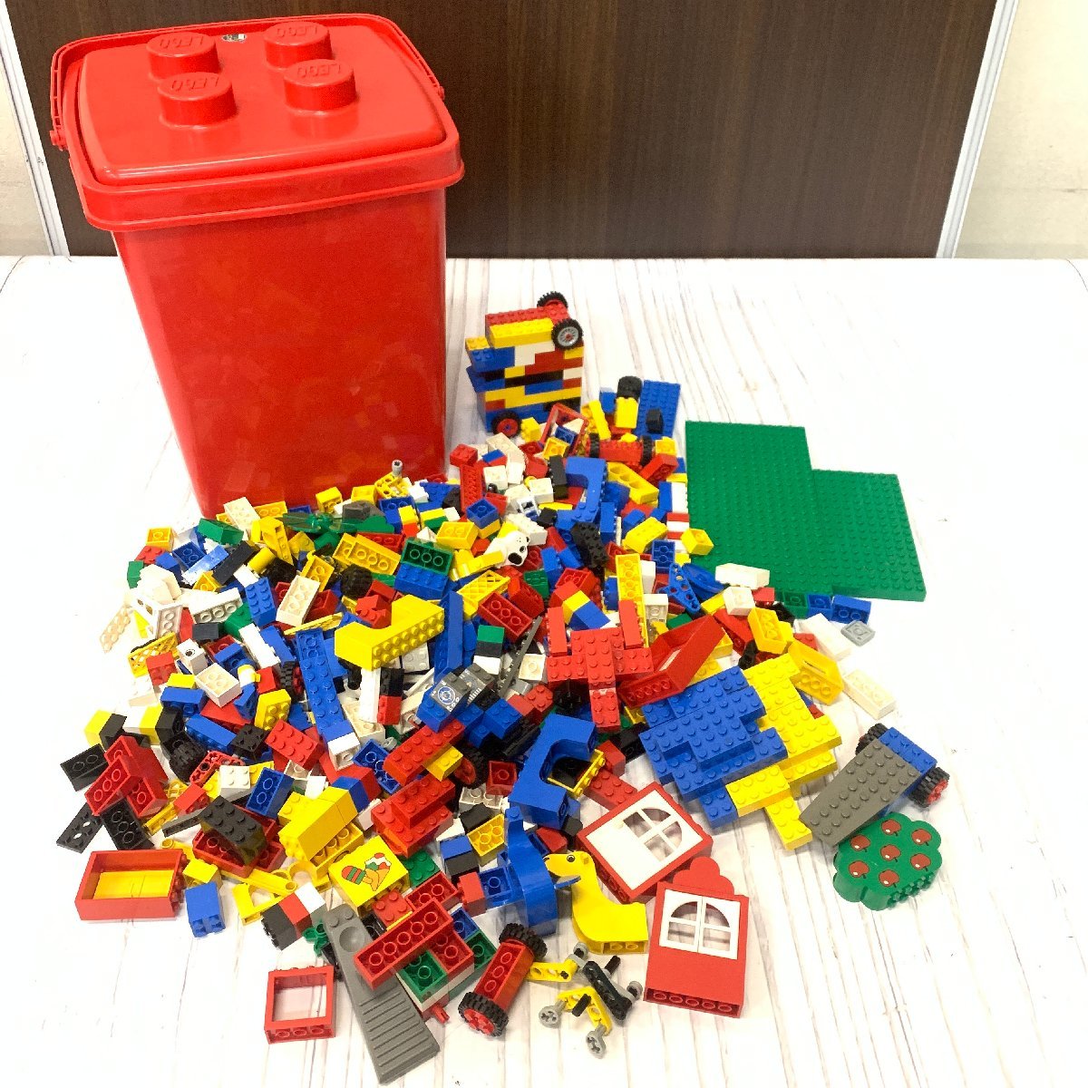 s001 M5 保管品 ジャンク LEGO レゴブロック レゴパーツ 部品 まとめてセット 赤バケツ付き 汚れなど有り 中古の画像1