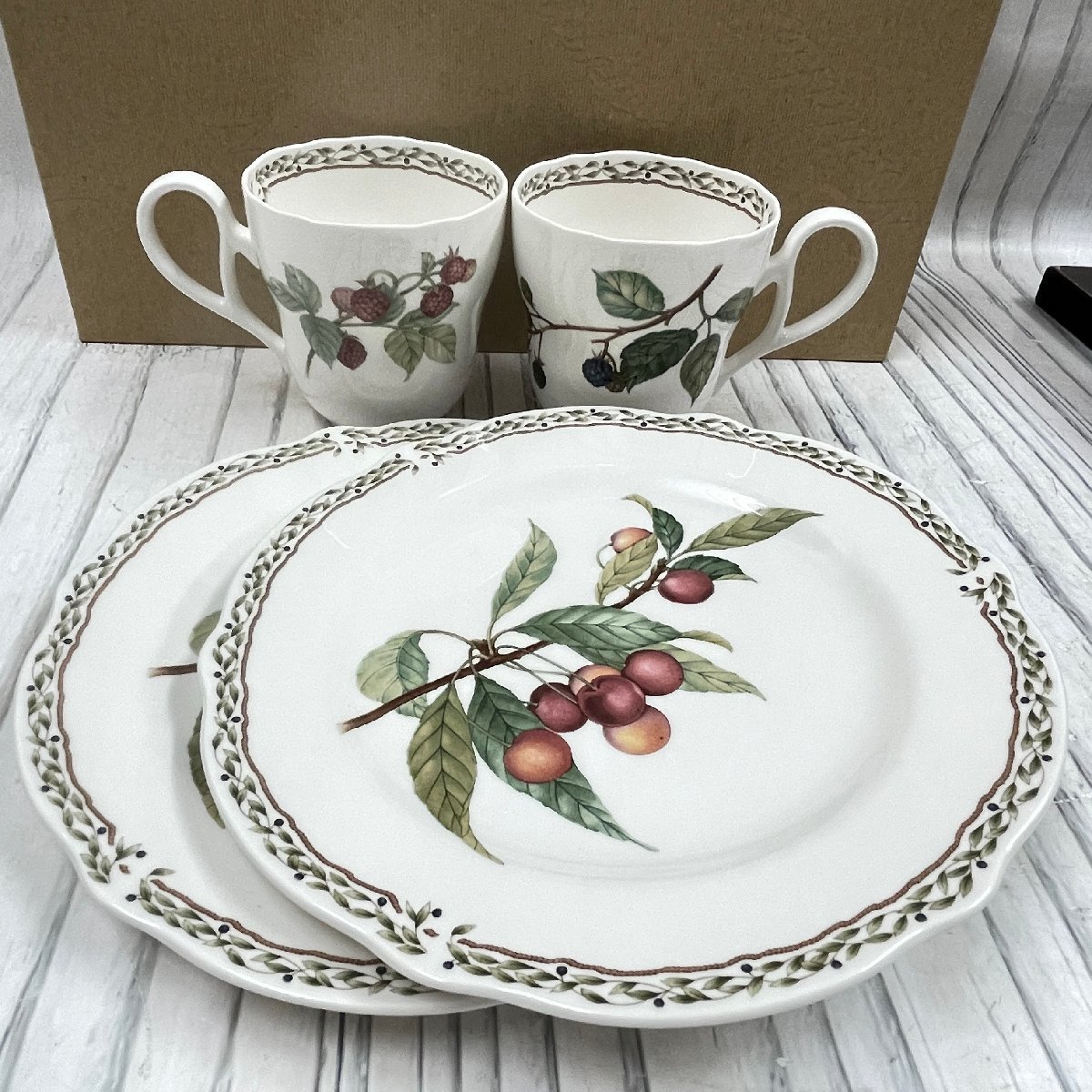 m002 A2(100) 未使用 Noritake ノリタケ ロイヤルオーチャード モーニングセット ペア マグカップ 2客 パンプレート 皿 2枚 貝印_画像1