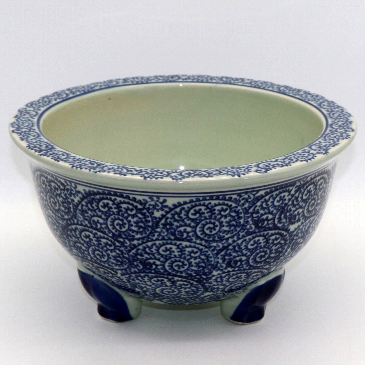 正規品 a.f.t.k・三脚・睡蓮鉢・金魚鉢・メダカ鉢・染付・唐草・No.210513-06・梱包サイズ80 染付