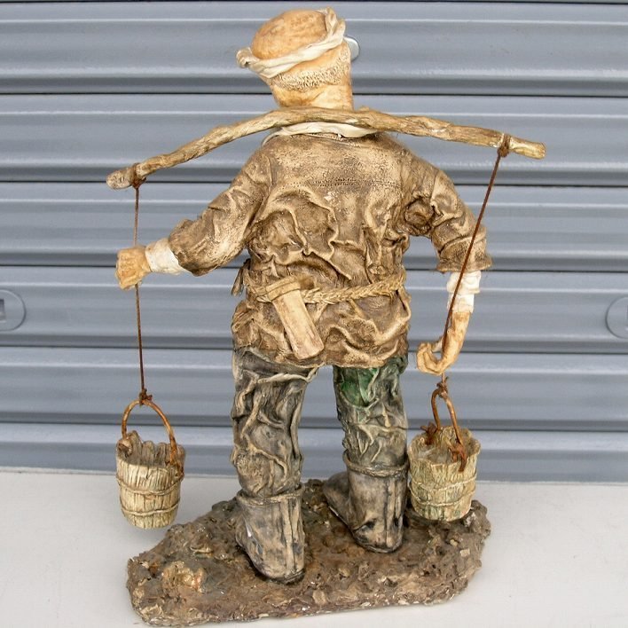粘土・天秤桶で水を運ぶ男性・人形・No.171016-23・梱包サイズ80_画像2