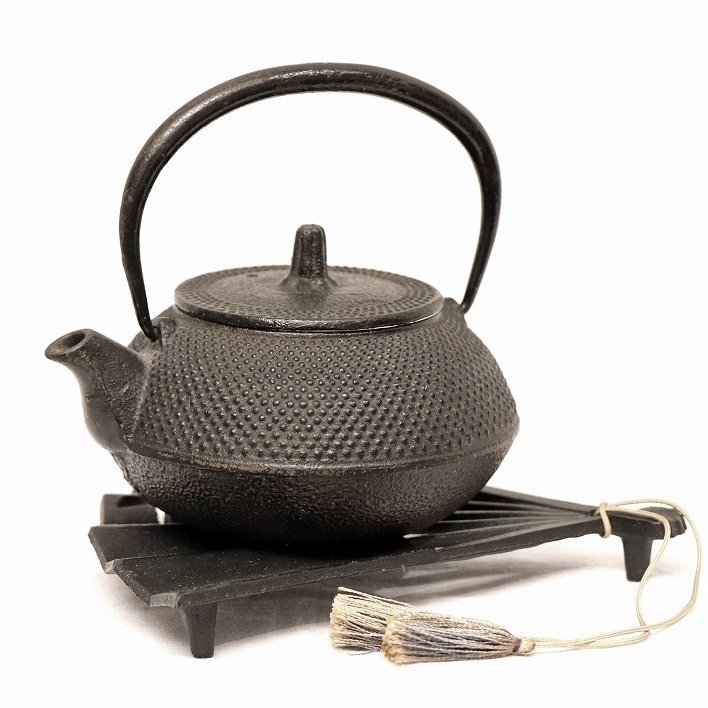 2024年新作入荷 南部鉄器・文秀堂・鉄瓶・『寿』扇子型台付・No.181022-19・梱包サイズ60 鉄瓶