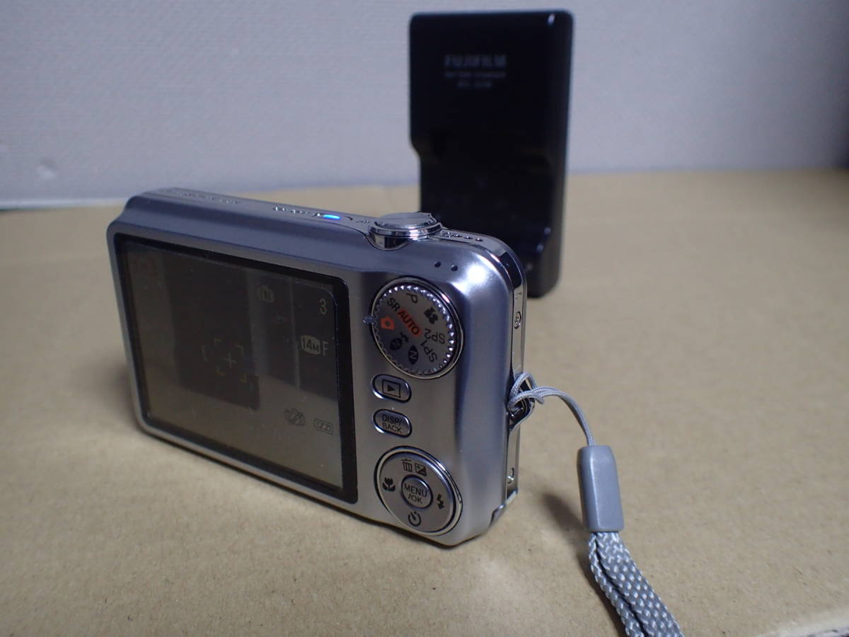 中古品　純正バッテリー　充電器付き　genuine battery also included　FUJIFILM 富士フィルム FinePix JX180_画像3