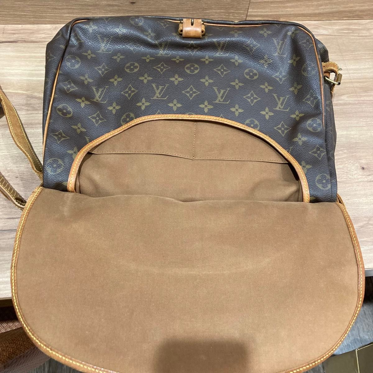 LOUIS VUITTON ルイヴィトン モノグラム ショルダーバッグ ソミュールGM レディース ブランド ファッション 人気