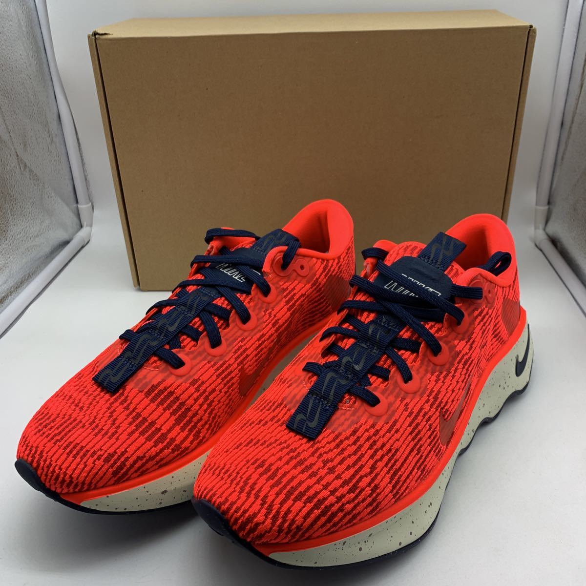 NIKE ナイキ モティバ Motiva ブライトクリムゾン/ユニバーシティレッド/ DV1237-600 スニーカー 運動靴 26.5