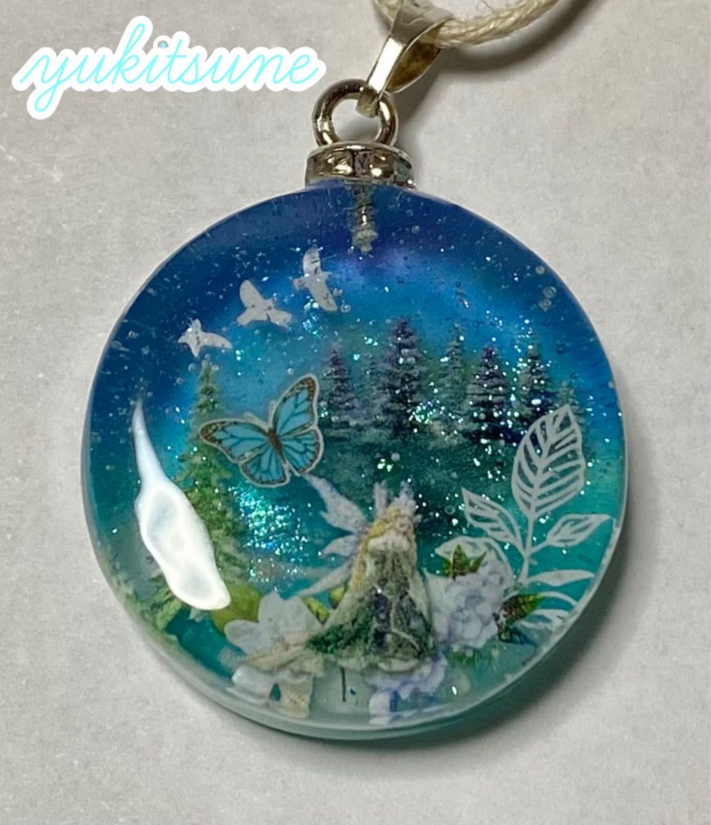 【No.123】ハンドメイド 湖のほとり 妖精 ネックレス レジンアクセサリー ペンダント 幻想 雪狐レジン