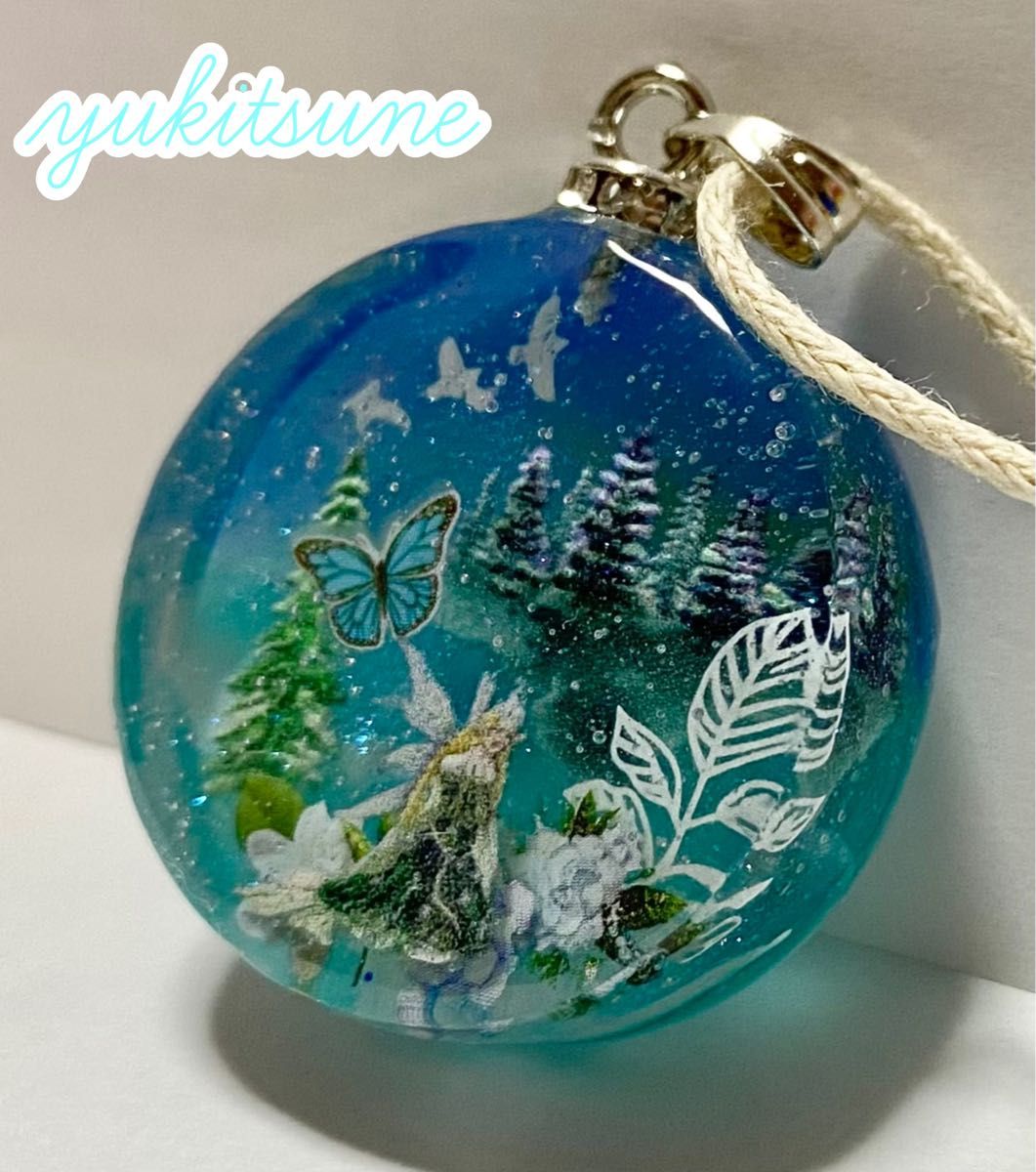 【No.123】ハンドメイド 湖のほとり 妖精 ネックレス レジンアクセサリー ペンダント 幻想 雪狐レジン