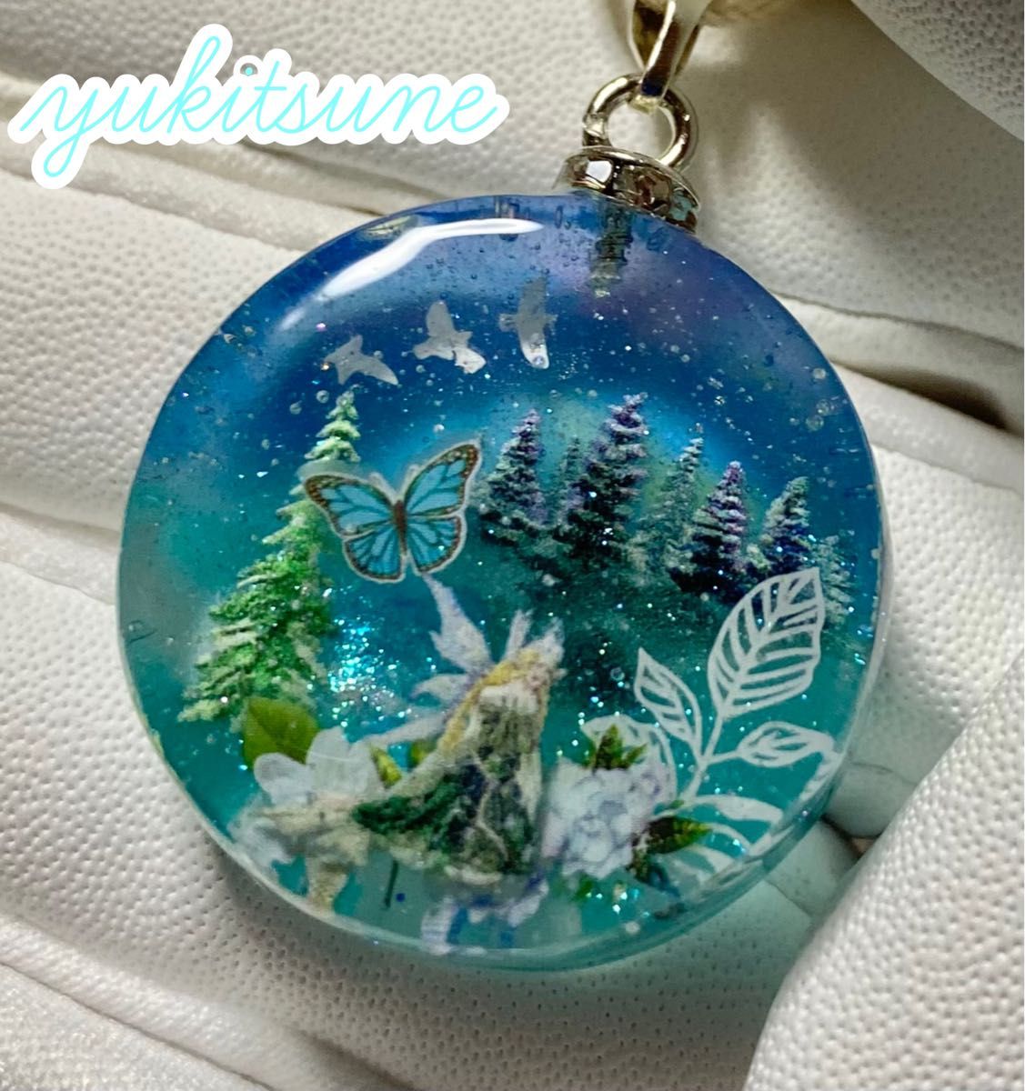 【No.123】ハンドメイド 湖のほとり 妖精 ネックレス レジンアクセサリー ペンダント 幻想 雪狐レジン