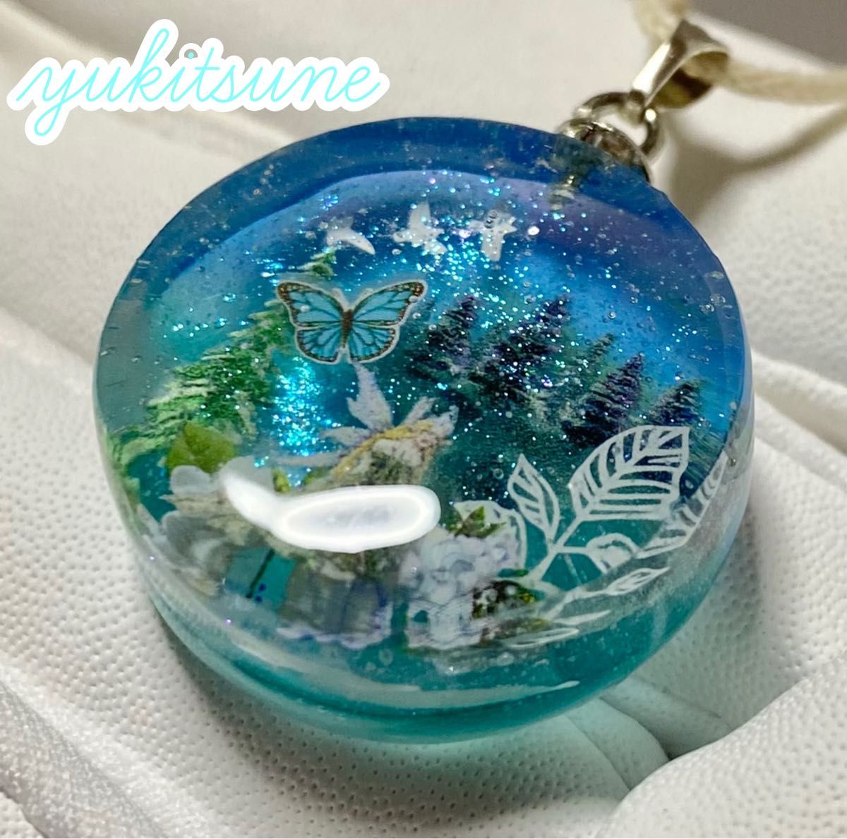 【No.123】ハンドメイド 湖のほとり 妖精 ネックレス レジンアクセサリー ペンダント 幻想 雪狐レジン