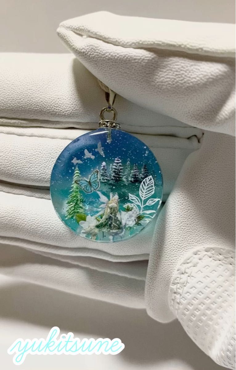 【No.123】ハンドメイド 湖のほとり 妖精 ネックレス レジンアクセサリー ペンダント 幻想 雪狐レジン