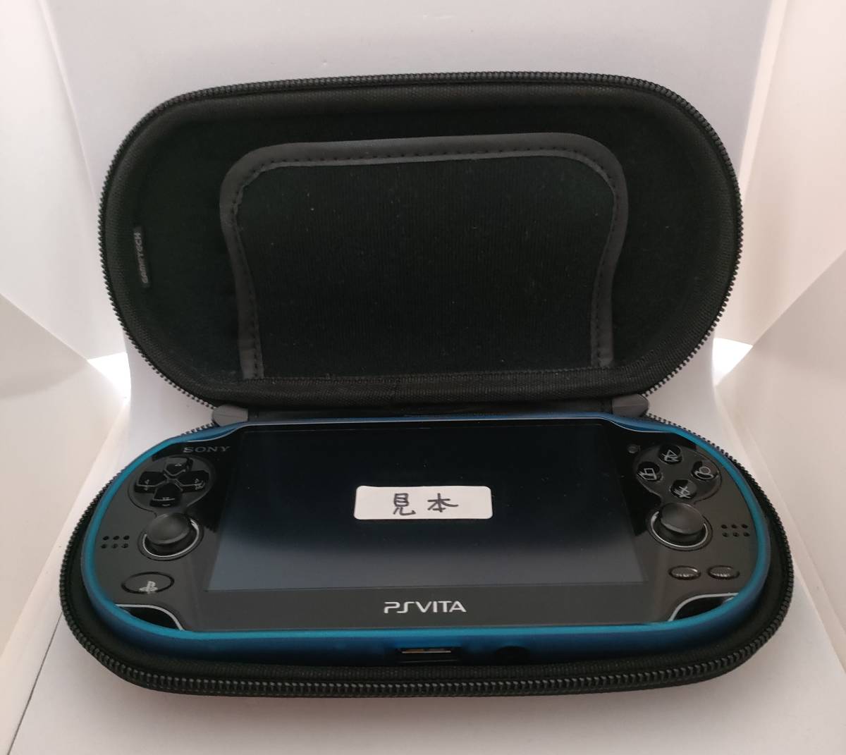 送料無料【中古】ゲームテック製 PS Vita (PCH-1000)用 耐衝撃素材（EVA）セミハードケース シルバー◆ゲームカード収納可能_画像8