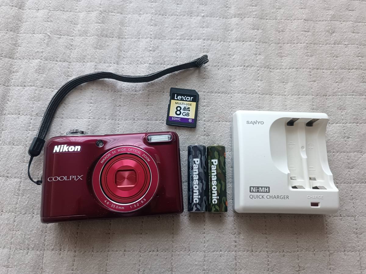 美品 ニコン Nikon COOLPIX L32 (レッド) + レキサー Lexar SDHC 8GB Class 10 + 充電式単三電池2本 + 充電器付属_画像1