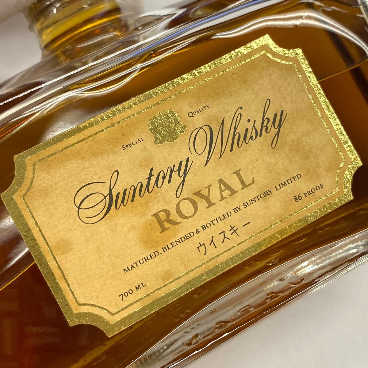 未開栓◆サントリー SUNTORY WHISKY◆ローヤル ROYAL 二重奏ボトル バイオリン チェロ 700ml アルコール43% ウイスキー 国産 古酒 お酒_正面ラベルに目立つシミ汚れ、縁に色剥げ