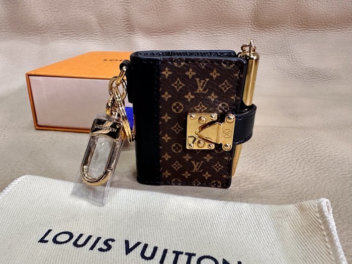 未使用 ☆LOUIS VUITTON（ルイ・ヴィトン） ☆彡 バッグチャーム・LV ブック M00992 現行モデル 145200円 京都大丸購入品の画像1