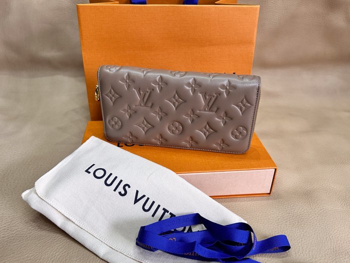 美品 ☆LOUIS VUITTON（ルイ・ヴィトン） ☆彡 M81511 ジッピー・ウォレット 人気のトープ 現行販売品 187,000円 大丸購入の画像1