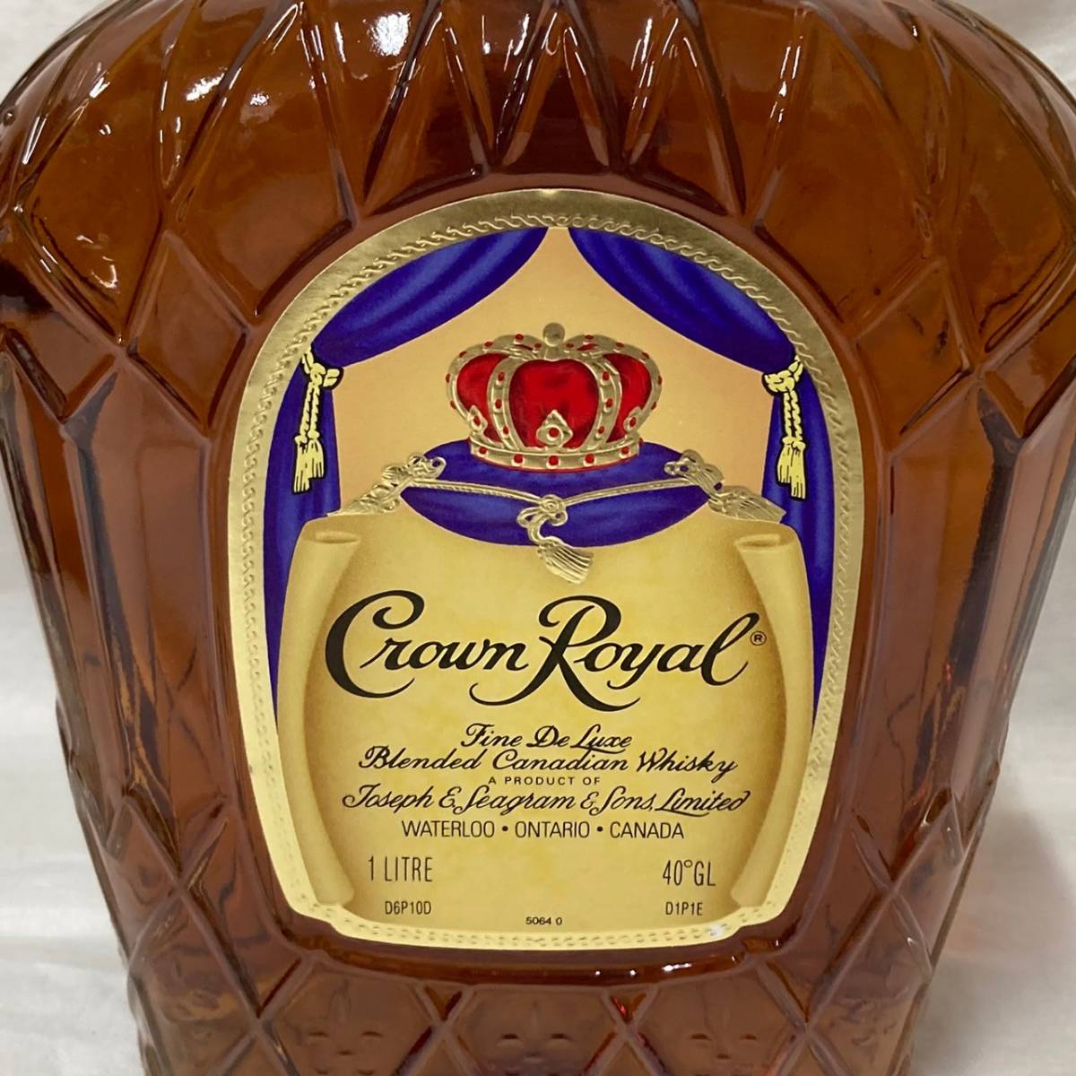 4255-4A4　未開栓 Crown Royal　クラウンロイヤル　Fine De Luxe　1000ml　40％　ウィスキー　古酒_画像3