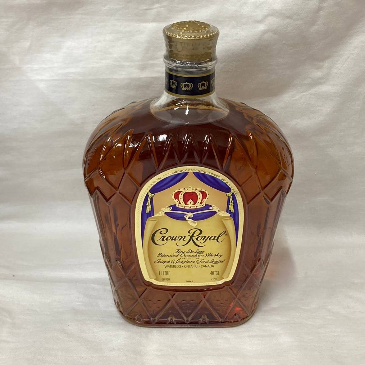 4255-4A4　未開栓 Crown Royal　クラウンロイヤル　Fine De Luxe　1000ml　40％　ウィスキー　古酒_画像2