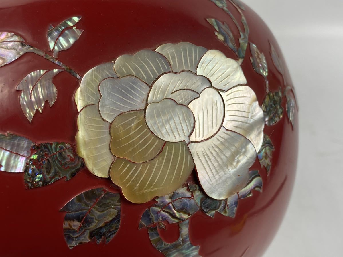 【福蔵】韓国 花瓶 漆器 象嵌 螺鈿細工 赤 高さ33.7cm_画像6