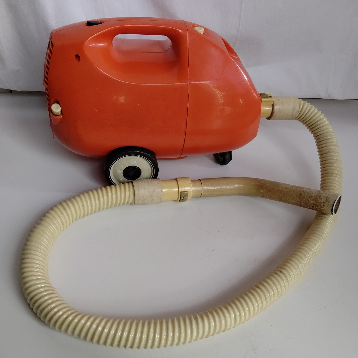  that time thing T character . included . equipped! Showa Retro actual work goods HITACHI vacuum cleaner Hitachi 6550 type missed design orange color absorption power eminent!