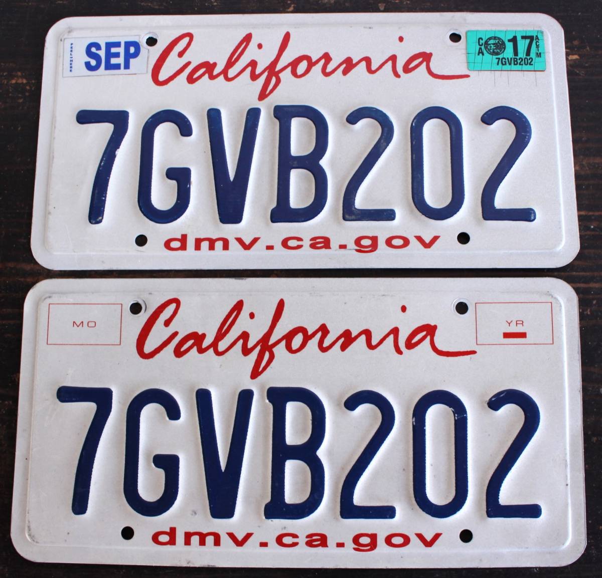 【送料無料】2枚セット! * カリフォルニア ナンバープレート 2013年以降 ライセンスプレート カープレート CALIFORNIA 「7GVB202」 217_画像1
