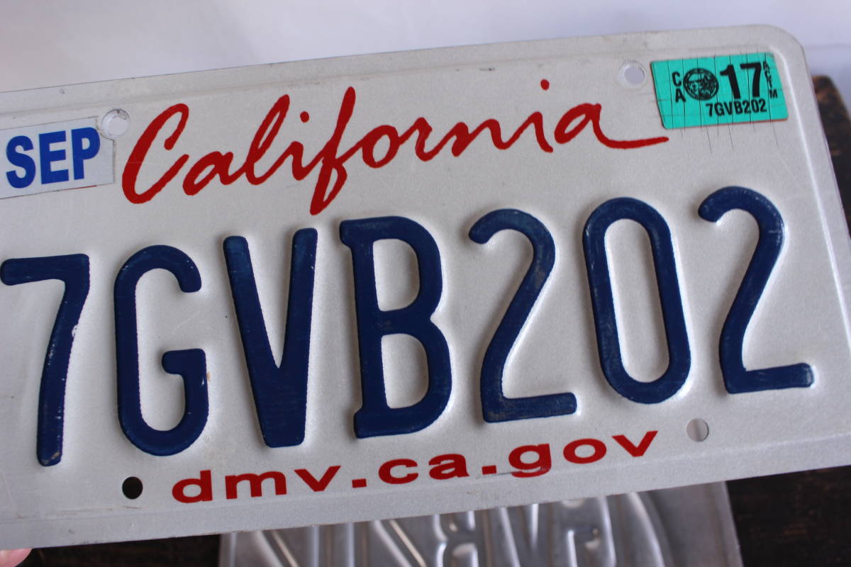 【送料無料】2枚セット! * カリフォルニア ナンバープレート 2013年以降 ライセンスプレート カープレート CALIFORNIA 「7GVB202」 217_画像3