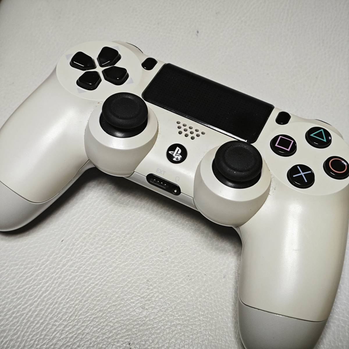 PS4 DUALSHOCK4 純正 ワイヤレスコントローラー ブラック、 ホワイト 2台_画像3